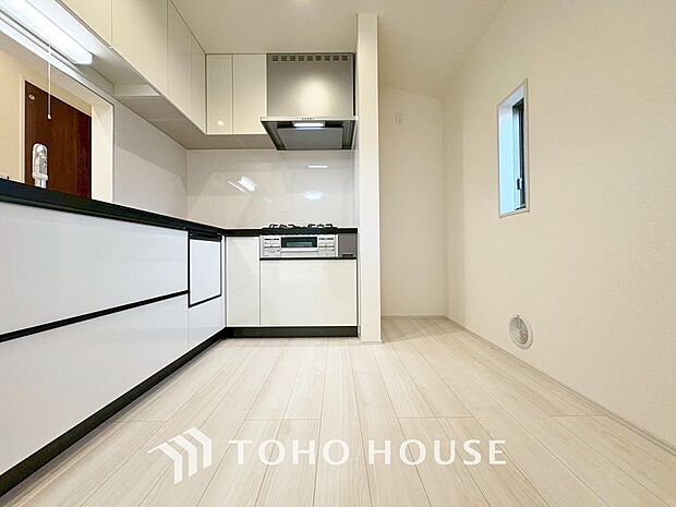 「使いやすさを重視したキッチンスペース。」作業スペースを多くとったキッチン。調理がしやすく余裕の広さです。調理器具等がすっきりと片付く収納力を備えています。