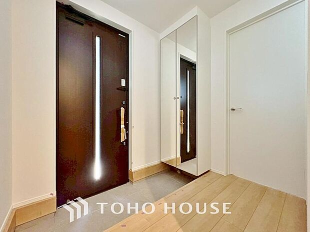 「姿見ミラー付の玄関。」人を迎え入れる最初の場所だからこそ、清潔感があり纏まった空間にして頂ける様にゆとりあるシューズボックスを設置しました。