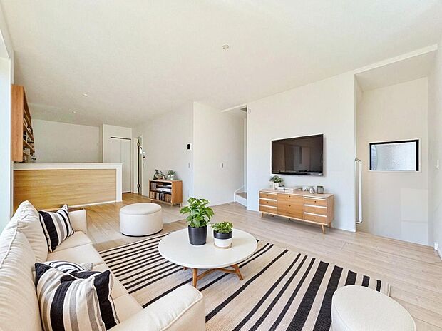 「約17.6帖のLDK。」（画像内の家電・家具等はCGです。本物件には付帯されません。）