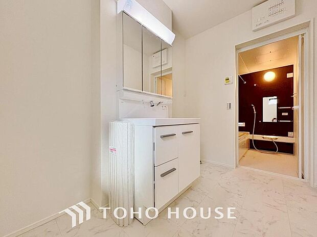 「洗面室」毎日の身だしなみチェックに欠かせない洗面室は、清潔感ある空間です。