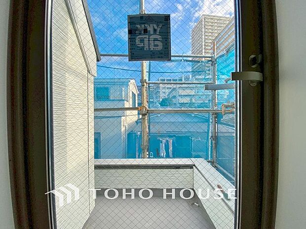 「穏やかな街並みの眺望」穏やかな街並みを一望しながら、爽やかな風と柔らかく降り注ぐ陽光を感じて頂けます。心地良い開放感が暮らしにゆとりと充足感をもたらします。