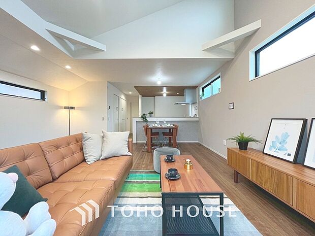 リビングも広く設け、訪れる人々を暖かく迎えてくれます。