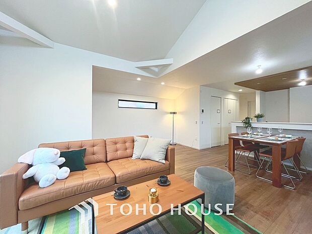 光が注がれる青い空から鮮やかに赤色にゆっくりと染まる。そんな優しい時間がここでは流れてゆく。