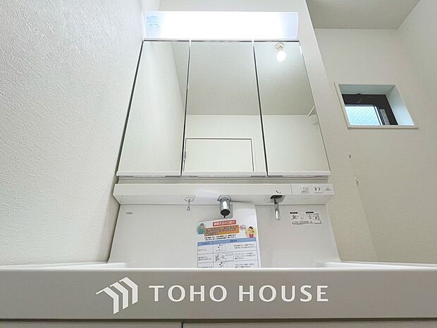 身だしなみのチェックがしやすい大きな鏡、下には収納がたっぷり。スッキリとした空間を演出いたします。