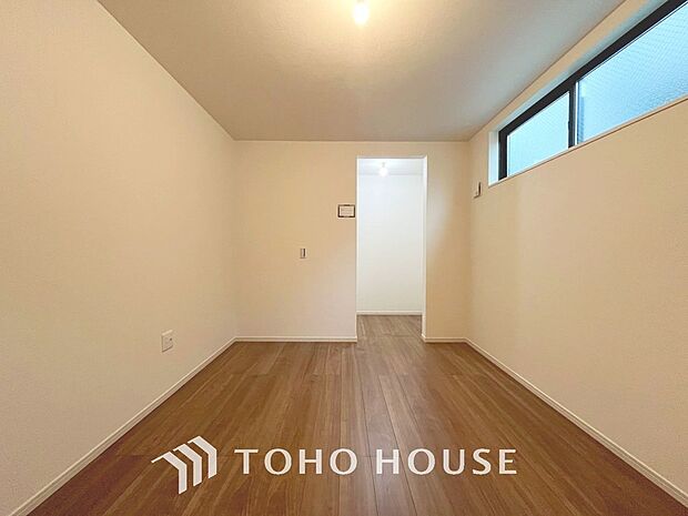 「収納」居室にはクローゼットを完備し、自由度の高い家具の配置が叶うシンプルな空間です。お子様の成長と必要になる子供部屋を与えるにはぴったりの間取りですね。