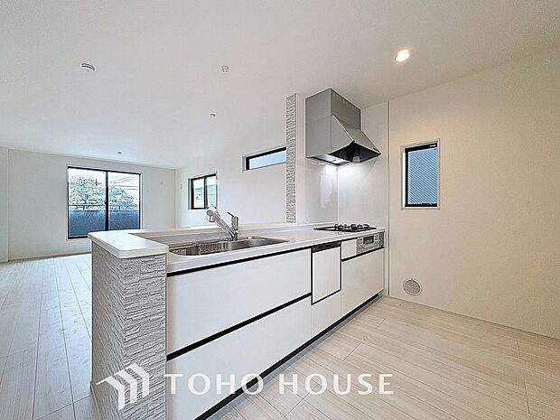 キッチンの収納は、デッドスペースになりやすい箇所を有効活用できる、スライド式収納を採用しました。