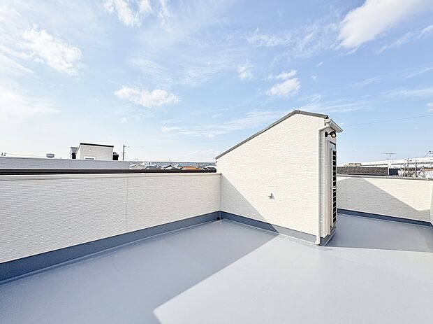 「透き通る青空の下で癒しの時を満喫する」ルーフバルコニーは、お庭よりも人目が気にならないプライベート空間です。BBQは勿論、夕焼けや星空など、豊かな空の表情もお楽しみいただけます。