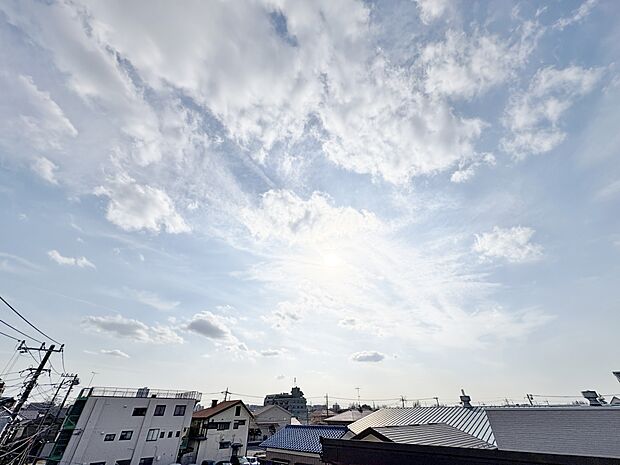 「穏やかな街並みの眺望」穏やかな街並みを一望しながら、爽やかな風と柔らかく降り注ぐ陽光を感じて頂けます。心地良い開放感が暮らしにゆとりと充足感をもたらします。