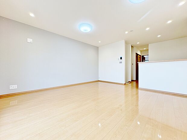 「憩いの場リビング」くつろぎを愉しむリビングルームは憩いの場となります。リビングとダイニングの空間機能を活かし、巧みに使い分ける発想が、ライフスタイルに新しいゆとりをもたらします。