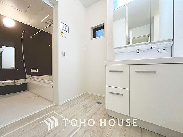 シンプルだからこそ使いやすい。スタンダードなデザインの洗面ボウルは清潔感あるオフホワイトです。