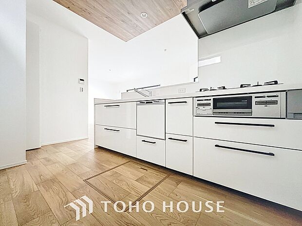 夫婦そろってキッチンに立っても調理がしやすく余裕の広さ。家事をしながら会話も弾みます。