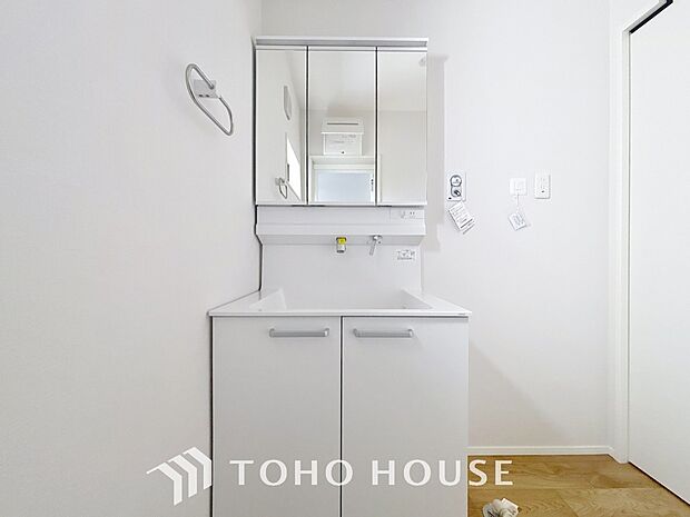 手で洗いたい大切な服など、広く使えると助かる洗面台は汚れの付きにくい形状と素材で造られております。