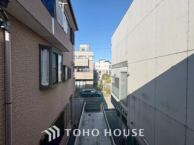 星空が地上に映りこむかのような夜景のきらめきまで、この街ならではの美しい風景の物語が室内に展開。