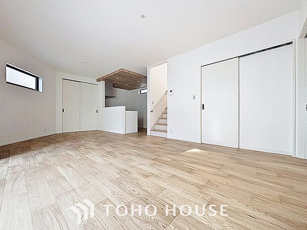 光が注がれる青い空から鮮やかに赤色にゆっくりと染まる。そんな優しい時間がここでは流れてゆく。