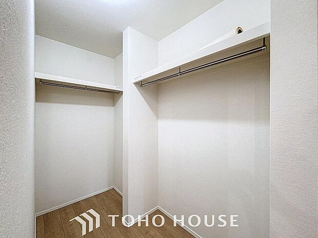 「たっぷり収納。ウォークインクローゼット」たっぷりと荷物が入るよう、ウォークインクローゼットを完備いたしました。画像と現地では大きさ、広さの感覚が違います。是非ご自分の目で確かめてください。