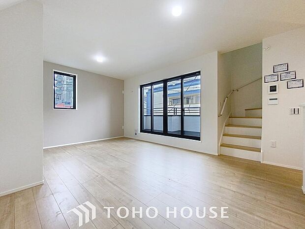 「憩いの場リビング」くつろぎを愉しむリビングルームは憩いの場となります。リビングとダイニングの空間機能を活かし、巧みに使い分ける発想が、ライフスタイルに新しいゆとりをもたらします。