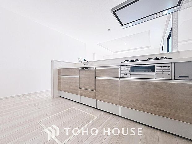 「キッチン」大型の冷蔵庫やレンジボードもしっかり置ける広々としたキッチンスペースが大事。ゆとりある空間で作業ができるとお料理の腕も日に日に上がりそうな気がしてきます。