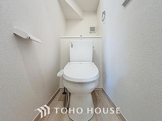 「温水洗浄便座付きトイレ」トイレは快適な温水洗浄便座付です。清潔感のあるホワイトで統一しました。いつも清潔な空間であって頂けるよう配慮された造りです。