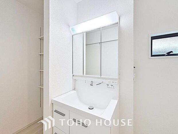 「清潔な印象の洗面室」明るく清潔感のある色調で纏められた洗面室は、機能性に富んだ三面鏡と使い勝手の良い収納を完備した洗面台を設置。洗濯機置場も完備し、大変充実しております。