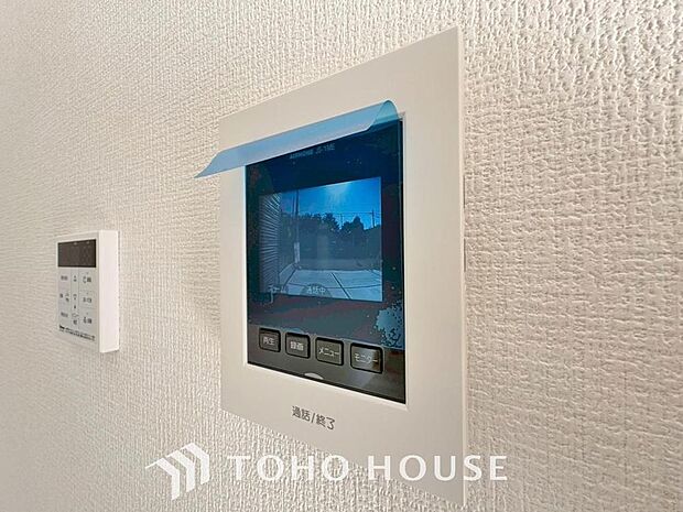 「見える安心」をカタチにしました。誰が来てもわかる様にモニター付きインターホンを設置。家事導線を考慮した個所に設置し、防犯性と利便性に優れ快適と安らぎを合わせた優しい設計。