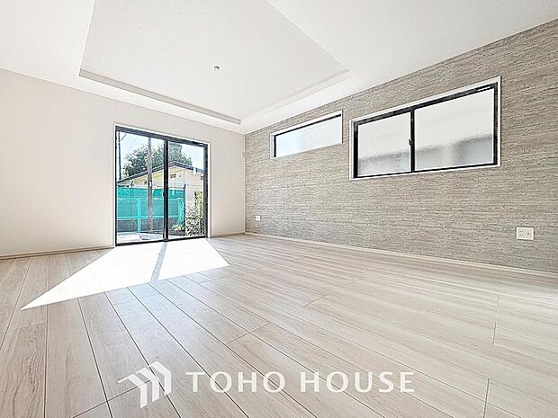 「折り上げ天井を採用しスタイリッシュで開放的な空間を演出。」居心地の良いリビングダイニングには自然と家族みんなが集まってきます。明るく穏やかな空気のなかで飲んだり、食べたり、笑ったり。