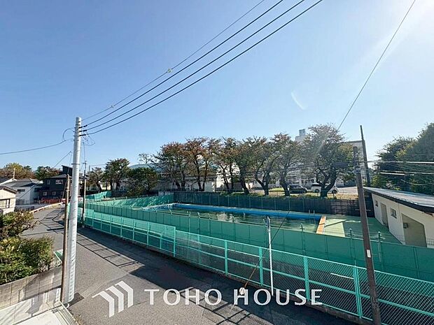 「穏やかな街並みの眺望」穏やかな街並みを一望しながら、爽やかな風と柔らかく降り注ぐ陽光を感じて頂けます。心地良い開放感が暮らしにゆとりと充足感をもたらします。