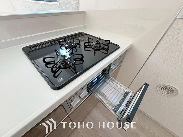 見た目に美しく使いやすさにも優れ、吹きこぼれ等のお掃除も簡単。3口コンロで忙しくても同時に調理ができるので便利ですね。