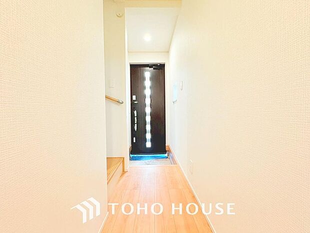 「玄関」清潔印象の玄関です。スペースを無駄なく活用し、使いやすいシューズボックスを設置しております。