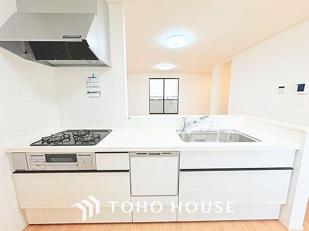 「対面式キッチン仕様」キッチンスペースは、ゆとりの広さを確保。開放的な対面式キッチンなので、ご家族との会話を楽しうことはもちろん、お子様を見守りながら家事時間を進められます。