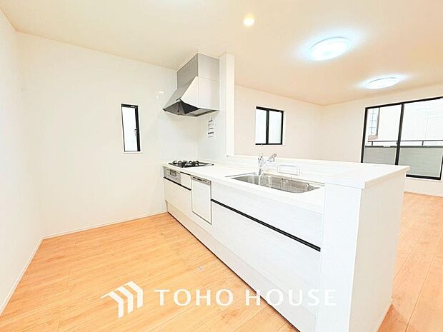 「窓あり×キッチン。」作業スペースを多くとったキッチンには、コンロ横にスリット窓を設置し通気性と明るさを取り入れました。