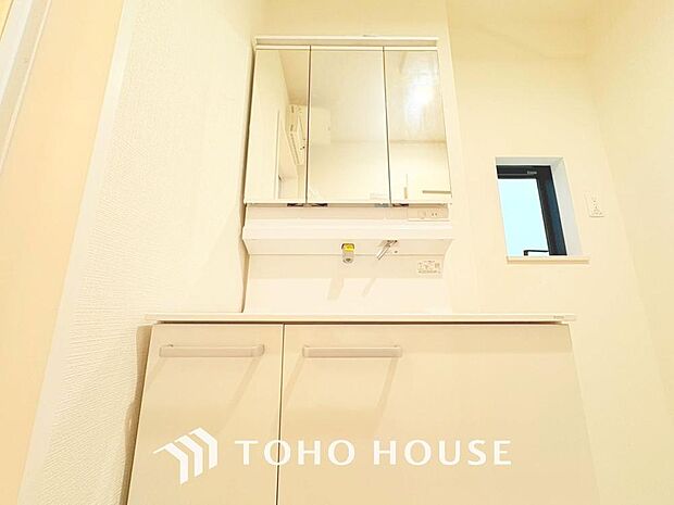 「洗面台」大きな鏡で朝の準備もばっちり。収納も多く、洗剤など日用品の保管にも便利です。