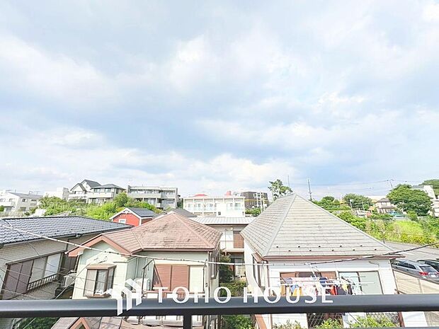 「穏やかな街並みの眺望」穏やかな街並みを一望しながら、爽やかな風と柔らかく降り注ぐ陽光を感じて頂けます。心地良い開放感が暮らしにゆとりと充足感をもたらします。