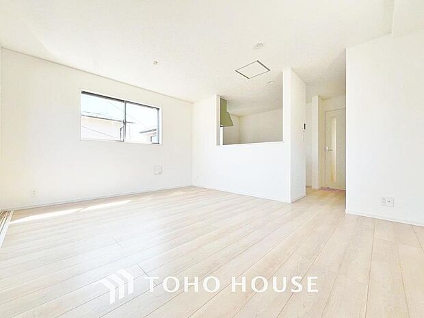 「インテリアを引き立てるホワイト。」お部屋全体が優しく柔らかな色合いとなっていて、お家時間を穏やかに過ごせる空間が広がっています。