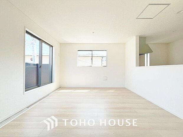 「約15帖LDK。」居心地の良いリビングダイニングには自然と家族みんなが集まってきます。明るく穏やかな空気のなかで飲んだり、食べたり、笑ったり。