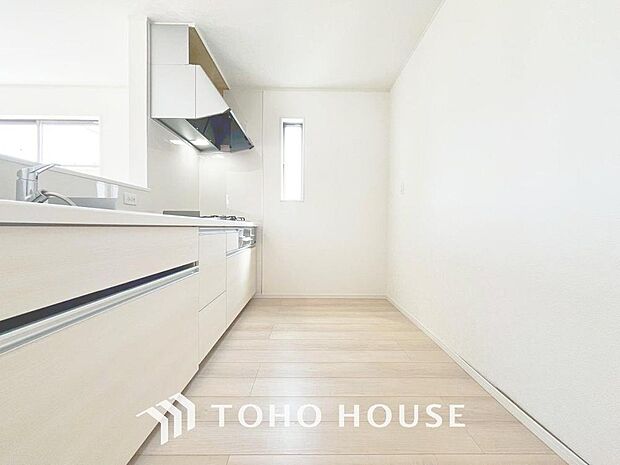 「会話弾む対面キッチン。」優しい温もりを醸し出すカウンターキッチンは料理の為の配慮を散りばめられた仕様です。家事をしながらリビングの様子を見守れる安心感もあります。