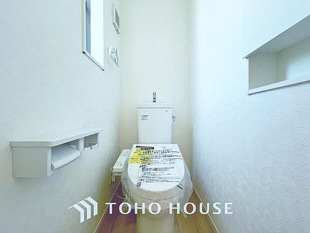 「温水洗浄便座付きトイレ」トイレは快適な温水洗浄便座付です。清潔感のあるホワイトで統一しました。いつも清潔な空間であって頂けるよう配慮された造りです。