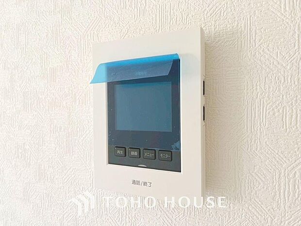 「見える安心」をカタチにしました。誰が来てもわかる様にモニター付きインターホンを設置。家事導線を考慮した個所に設置し、防犯性と利便性に優れ快適と安らぎを合わせた優しい設計。