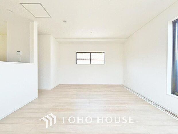 「穏やかな時が流れる癒しの空間」穏やかな光が明るくリビングルームを包みます。心地よい空間が、ご家族のかけがえのない時間に優しく寄り添います。