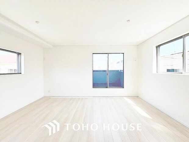 「三面採光のリビング。」忙しい朝でも、しっかり家族が揃って食事をして頂けるゆとりある大きさのダイニングスペース。手料理をテーブルで囲む素敵な時間を存分に愉しんで下さい。