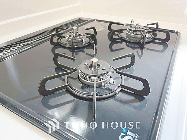 見た目に美しく使いやすさにも優れ、吹きこぼれ等のお掃除も簡単。3口コンロで忙しくても同時に調理ができるので便利ですね。