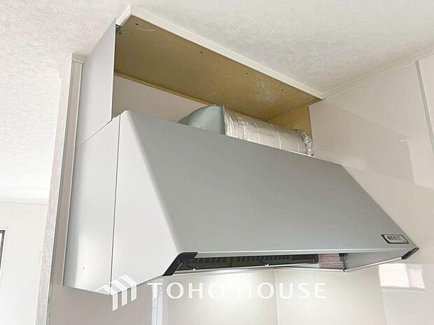 昨今主流のスリムタイプのレンジフード。そのスタイリッシュな見た目から、インテリアとしても高い人気がある型です。また、スリム型の大きなメリットとして、掃除のしやすさがあります。