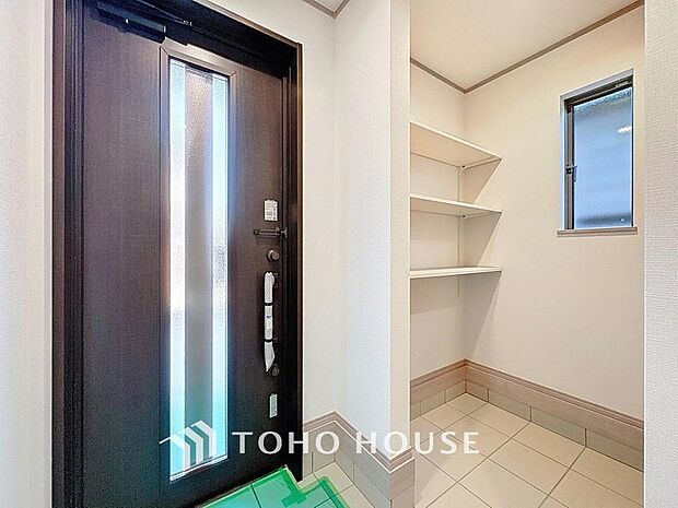 「SICのある玄関。。」家族みんなで使えるシューズインクロークを設置。靴は勿論、スポーツ用品やおもちゃ・お掃除用具も収納できます。土足でご使用頂けるのも使い易さのポイントです。