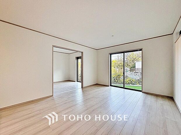 「東南向き。陽当り良好。」大きな窓辺からの日差しが暖かい室内は、自然と住まう人の気分も明るくなり、リビングでの素敵なワンシーンが演出されます。