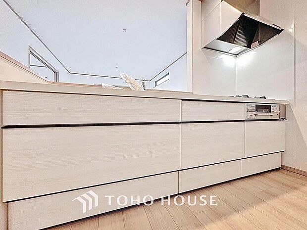 「対面式キッチン仕様」キッチンスペースは、ゆとりの広さを確保。開放的な対面式キッチンなので、ご家族との会話を楽しうことはもちろん、お子様を見守りながら家事時間を進められます。