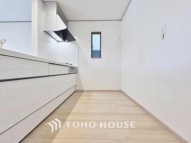 「窓あり×キッチン。」作業スペースを多くとったキッチンには、コンロ横にスリット窓を設置し通気性と明るさを取り入れました。