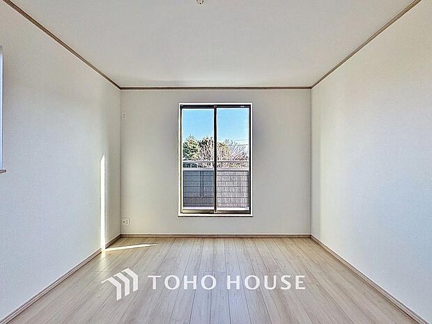 「バルコニーに面した居室」主寝室は十分な広さに加えて、快適に目覚められるよう、大きな採光窓を設けました。