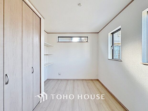 「収納棚付き居室」収納の多さも魅力です！使い勝手の良い収納棚を設置しております。居住スペースを充分に確保することができる為、ゆとりある室内で、ゆっくりとご寛ぎいただけます。