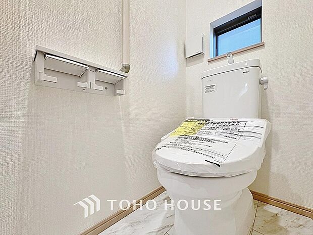 「温水洗浄便座付きトイレ」トイレは快適な温水洗浄便座付です。清潔感のあるホワイトで統一しました。いつも清潔な空間であって頂けるよう配慮された造りです。