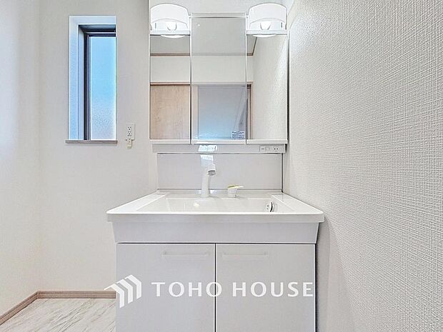 「洗面台」洗面台には三面鏡を採用。身だしなみを整えやすい事はもちろんですが、鏡の後ろに収納スペースを設ける事により、散らかりやすい洗面スペースをすっきりさせる事が出来るのも嬉しいですね。