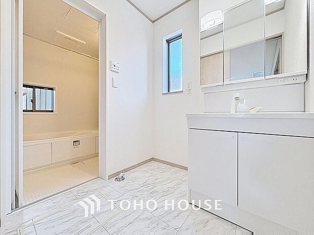 「窓あり×洗面所」湿気の多くなりやすい洗面所も、窓があることで換気が可能なので気持ちよくお使い頂けます。